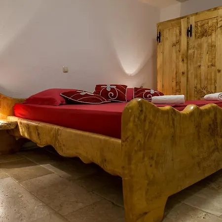 Stonehouse Marina Vikendica