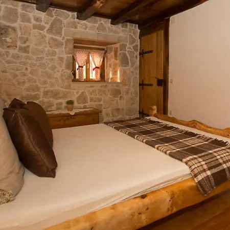 Stonehouse Marina * Vrsine